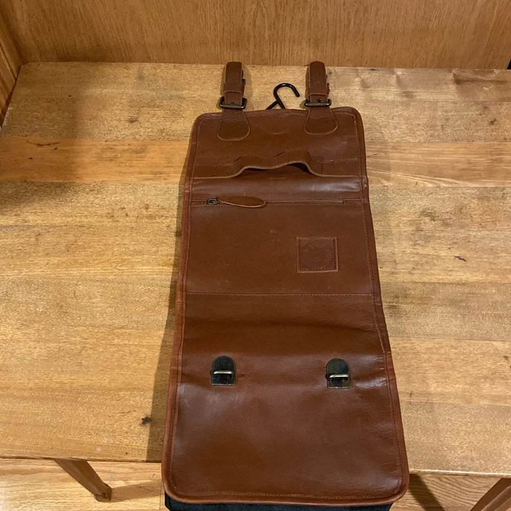 MAHI Leather Harvard Hanging Wash Bag
